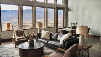 Een smart-tv, een open haard en tafelvoetbal