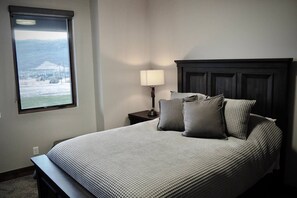 4 室のベッドルーム、デスク、アイロン / アイロン台、旅行用ベビーベッド