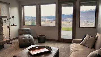 Een smart-tv, een open haard en tafelvoetbal