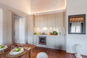 Een koelkast, een magnetron, een oven, een vaatwasser