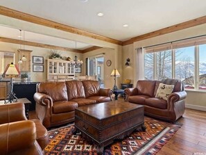 Smart TV, fireplace - Powder Mtn Wolf Den TR11|Ski Retreat |Dog Friendly (Eden)