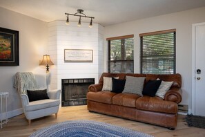 TV connectée, cheminée, baby-foot, table de tennis de table