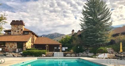 Sigi's Longhorn Lodge | Gym | Pool | Hot Tub