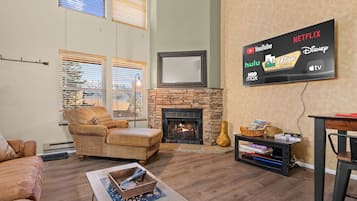 Smart-TV, Kamin, Tischfußball, Tischtennisplatte