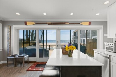  Modern Beachfront Escape - Steps from Ferry - Private Deck - Waterfront