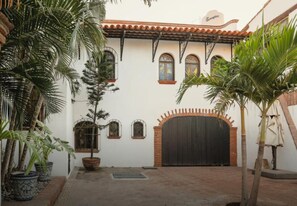 Exterior - Beautiful home in Zona Dorado Bucerias, 2 blocks from beach with ocean views (Bucerias)