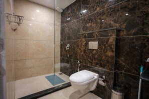 Premium Quadruple Room | Bathroom - Shalom Backpackers Mussoorie (Dehradun)
