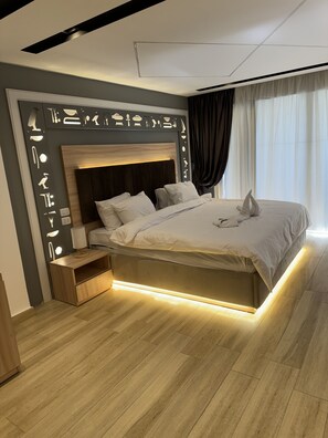 Luxury Suite | In-room safe, desk, free WiFi, bed sheets - Platinum Pyramids Inn  (Giza)