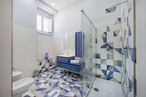 Dusche, Haartrockner, Bidet, Handtücher