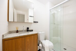 Deluxe Studio | Bathroom | Shower, hair dryer, soap, shampoo - VBV - Studios Executivos Completos (São Paulo)