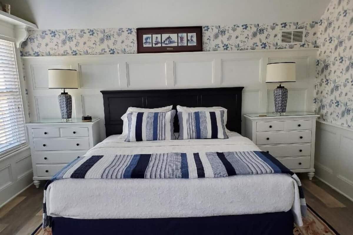 Kamar Superior, 1 Tempat Tidur King, kamar mandi pribadi, pemandangan kota | 1 kamar tidur, seprai premium, bantalan ekstra lembut, dan brankas
