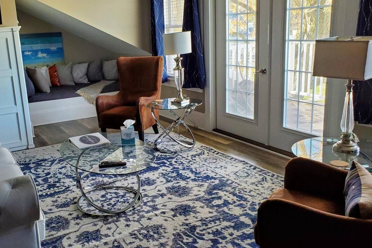 أغطية فراش متميزة وأسرّة بطبقة علوية مريحة وخزنة داخل الغرفة