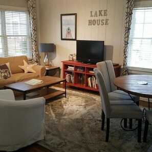 En 42-tommers smart-TV med kabel-kanaler samt Netflix og Hulu