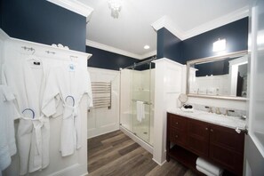 Separate tub and shower, deep soaking tub, rainfall showerhead - Anchor Inn Boutique Hotel (Put-in-Bay)