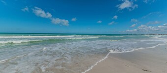 COASTAL COTTAGE ON ST. PETE BEACH- 1 Bed & 1 Sofa Bed - 1 MIN FROM BEACH.