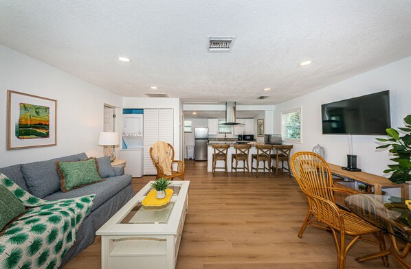 Smart TV - COASTAL COTTAGE ON ST. PETE BEACH- 1 Bed & 1 Sofa Bed - 1 MIN FROM BEACH. (St. Pete Beach)