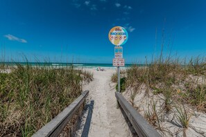Beach - COASTAL COTTAGE ON ST. PETE BEACH- 1 Bed & 1 Sofa Bed - 1 MIN FROM BEACH.  (St. Pete Beach)