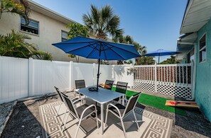 Outdoor dining - COASTAL COTTAGE ON ST. PETE BEACH- 1 Bed & 1 Sofa Bed - 1 MIN FROM BEACH. (St. Pete Beach)