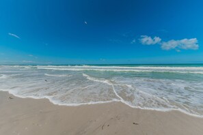 Beach - COASTAL COTTAGE ON ST. PETE BEACH- 1 Bed & 1 Sofa Bed - 1 MIN FROM BEACH.  (St. Pete Beach)