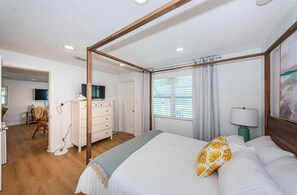 1 bedroom, iron/ironing board, WiFi, bed sheets - COASTAL COTTAGE ON ST. PETE BEACH- 1 Bed & 1 Sofa Bed - 1 MIN FROM BEACH. (St. Pete Beach)