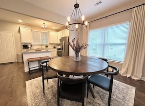 Dining - Cozy Home in Central Atlanta w king bed. Sleeps 8! Free Parking! Free Wi-Fi!! (Atlanta)