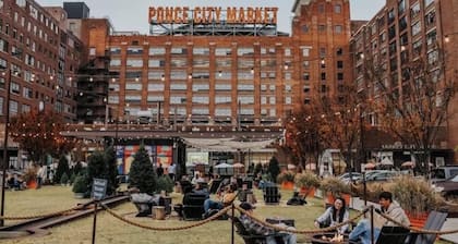 Cozy Home in Central Atlanta w king bed. Sleeps 10! Free Parking! Free Wi-Fi!!
