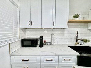 Kylskåp, mikrovågsugn, ugn och diskmaskin