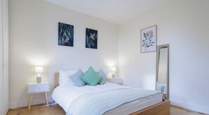 3 habitaciones, escritorio y tabla de planchar con plancha