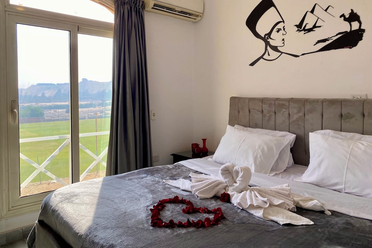 Chambre de base | Draps en coton égyptien, literie de qualité, minibar, coffre-fort