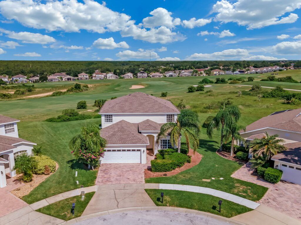 Amazing location! Sunset views over the golf course - large pool + games room