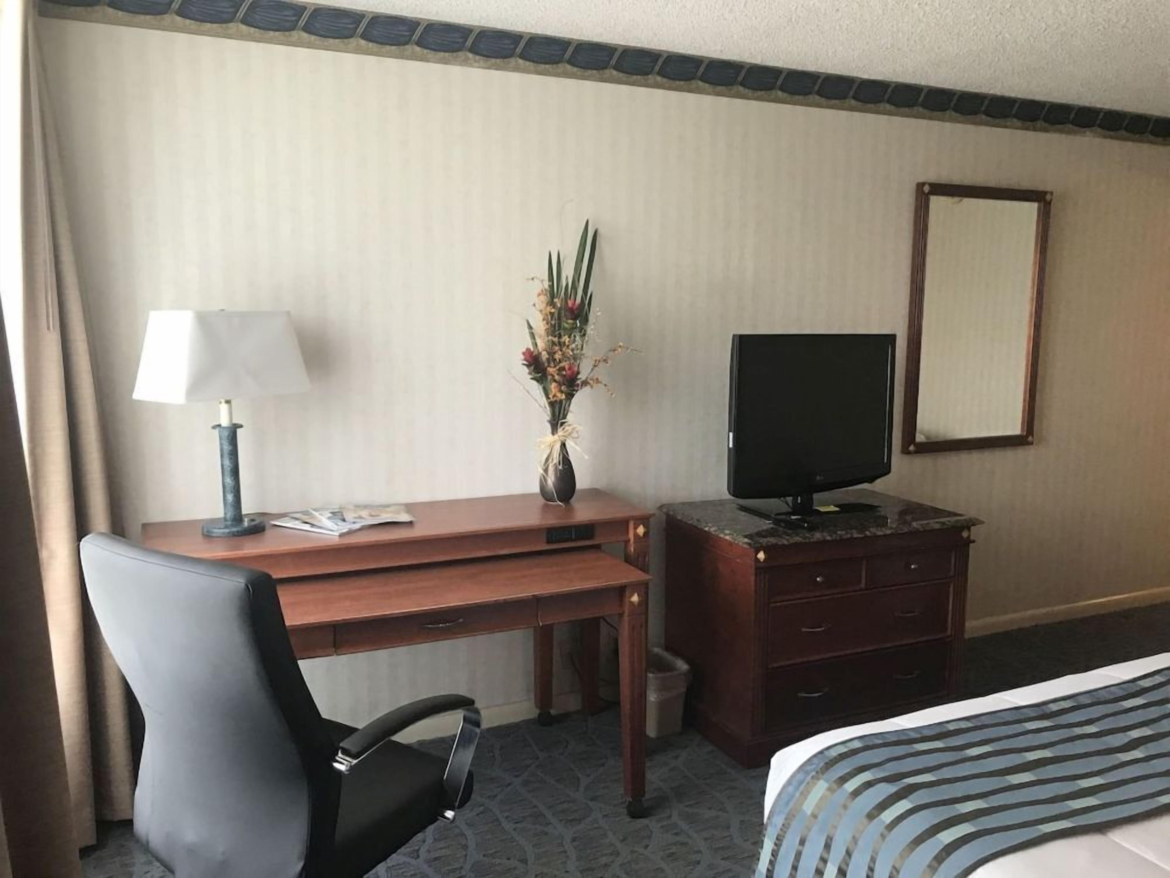 Een strijkplank/strijkijzer, beddengoed