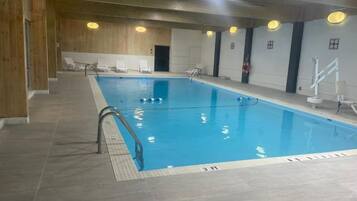 Una piscina cubierta