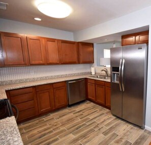 冷蔵庫、電子レンジ、オーブン、コンロ