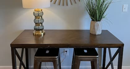 Xavier Place 4 - 2BR Sleeps 6 by Xavier & UC University, Hospital’s & Zoo