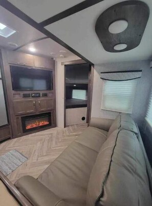 Living area - Roomy RV- A Place for family! (Siloam Springs)