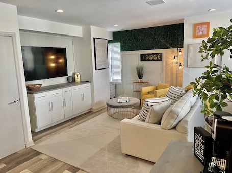 Smart TV, books. Modern Fully Renovated Suite in Downtown Trenton