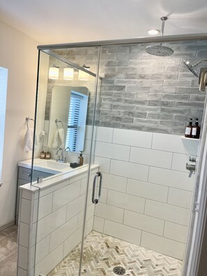 Dusche, Haartrockner, Handtücher, Seife