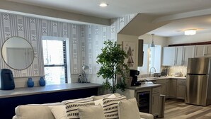 Un salon moderne avec un canapé, un plaid jaune et une table basse.