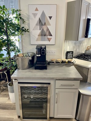 Fridge, microwave, oven, stovetop - Modern Fully Renovated Suite in Downtown Trenton (Trenton)