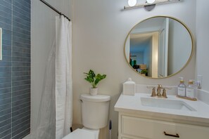 Dusj, hårføner, håndklær og såpe