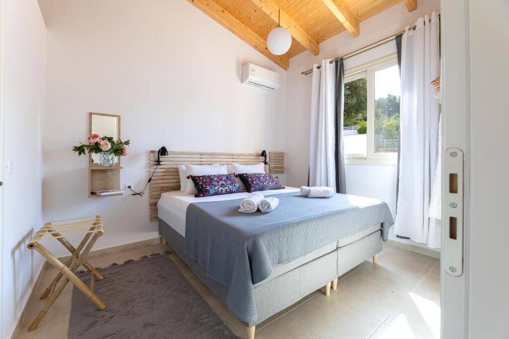 2 bedrooms, iron/ironing board, travel crib, WiFi (free)