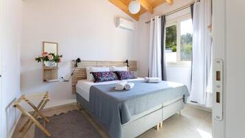 2 bedrooms, iron/ironing board, travel crib, WiFi (free)