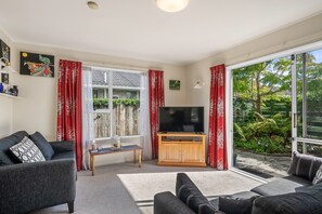 TV - Olive Terrace - Paraparaumu Holiday Home (Paraparaumu)