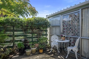 Outdoor dining - Olive Terrace - Paraparaumu Holiday Home (Paraparaumu)