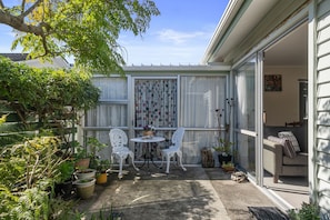 Outdoor dining - Olive Terrace - Paraparaumu Holiday Home (Paraparaumu)