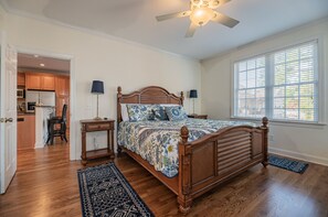 3 室のベッドルーム、デスク、アイロン / アイロン台、旅行用ベビーベッド