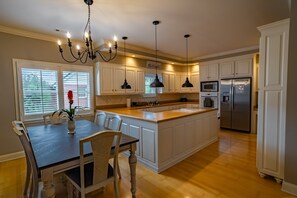 Dining - Mountain Memories to provide a cozy retreat on your vacation! (Monteagle)