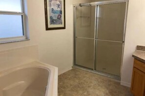 Ducha, bañera de hidromasaje, secador de pelo y toallas