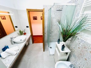 Dusj, hårføner, bidé og håndklær