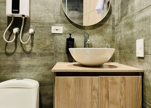 Apartment (308) | Bathroom | Shower, hair dryer, heated floors, towels - Serendipia By Wynwood House (Bogotá)